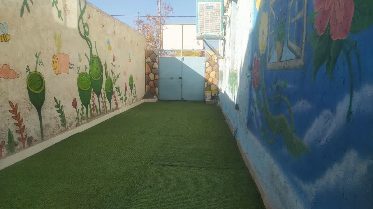 نصب چمن مصنوعی در حیاط مدرسه